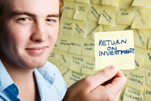 Young investor with note that says "return on investment"